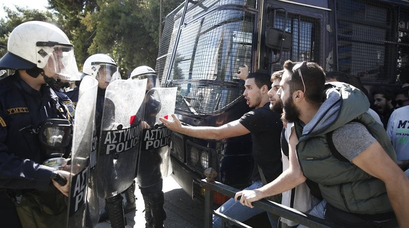 Ένταση μεταξύ ΜΑΤ και φοιτητών στο υπουργείο Δικαιοσύνης στη συγκέντρωση για την Ηριάννα